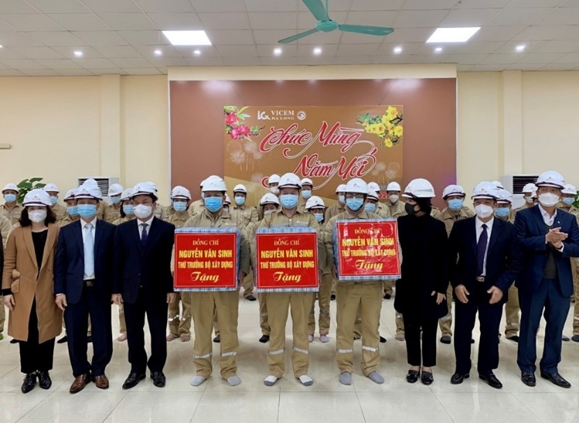 Thứ trưởng Bộ Xây dựng Nguyễn Văn Sinh, lãnh đạo Công đoàn Xây dựng Việt Nam thăm và tặng quà người lao động Xi măng VICEM Hạ Long nhân dịp Tết Nhâm Dần 2022